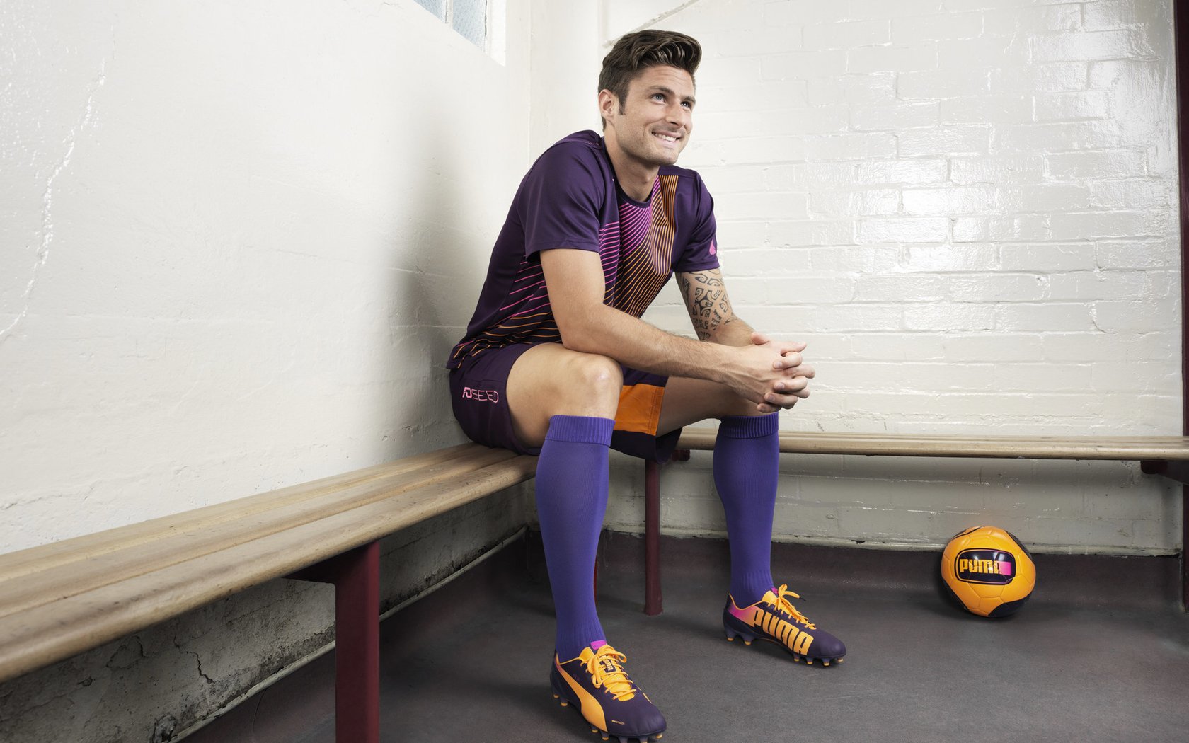 中国队冲线瞬间点燃全场气氛，中国队继续冲