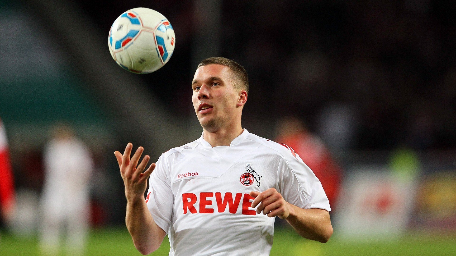 女子足球注重身体对抗训练提升整体抗压水平，女子足球运动